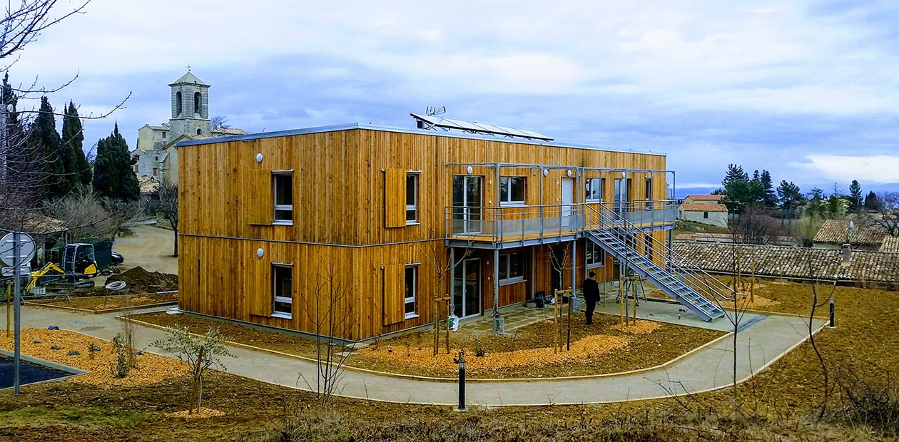 Maison bois contemporaine bioclimatique - mixte ossature et poteau-poutre ; bardages mixtes bardages bois & panneaux (2018 ; St Etienne les Orgues)